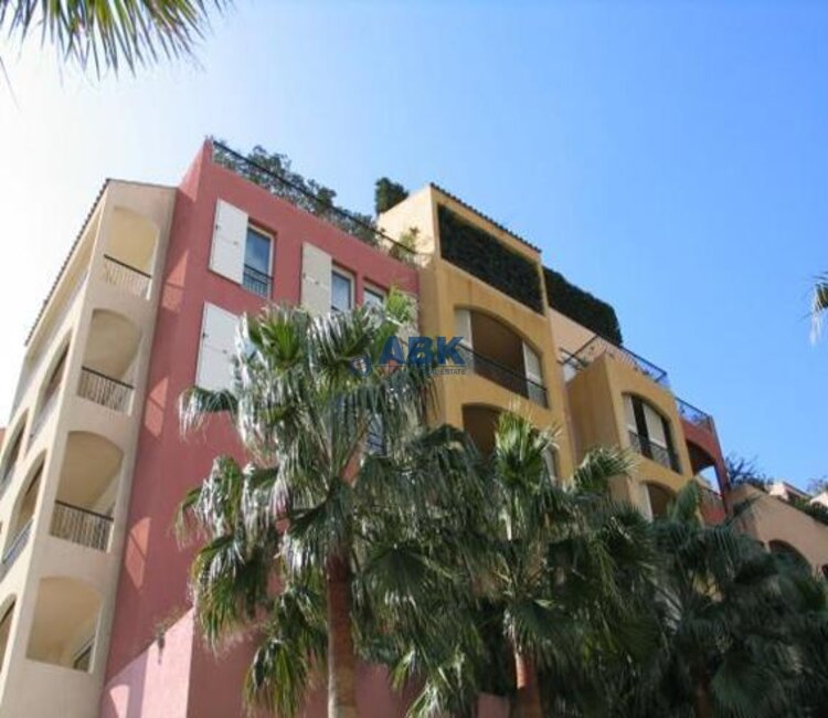 FONTVIEILLE - EXCEPTIONNEL APPARTEMENT DE 6 CHAMBRES AVEC PISCINE A LOUER