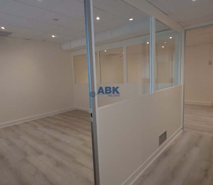 FONTVIEILLE - LOCAL COMMERCIAL AVEC VITRINE A VENDRE
