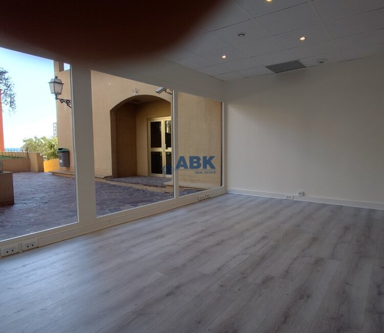 FONTVIEILLE - LOCAL COMMERCIAL AVEC VITRINE A VENDRE