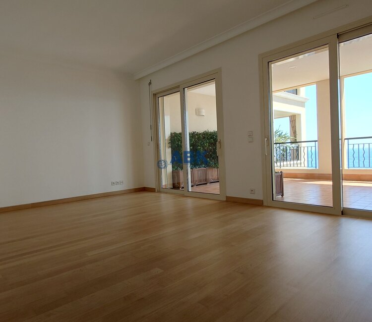 FONTVIEILLE - MAGNIFIQUE APPARTEMENT AVEC PISCINE PRIVEE