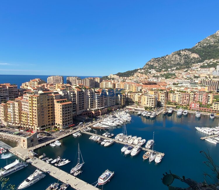 FONTVIEILLE - LOCAL COMMERCIAL AVEC VITRINE A VENDRE