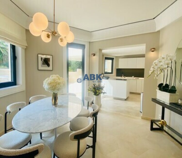 CARRE D'OR - LARGE APARTMENT WITH PRIVATE GARDEN AND POOL