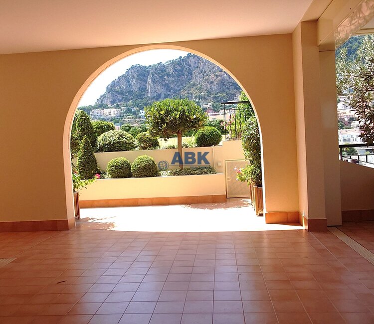 FONTVIEILLE - MAGNIFIQUE APPARTEMENT AVEC PISCINE PRIVEE
