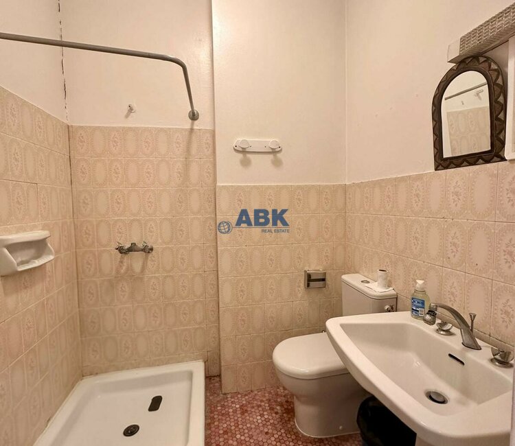 STUDIO OR OFFICE FOR SALE