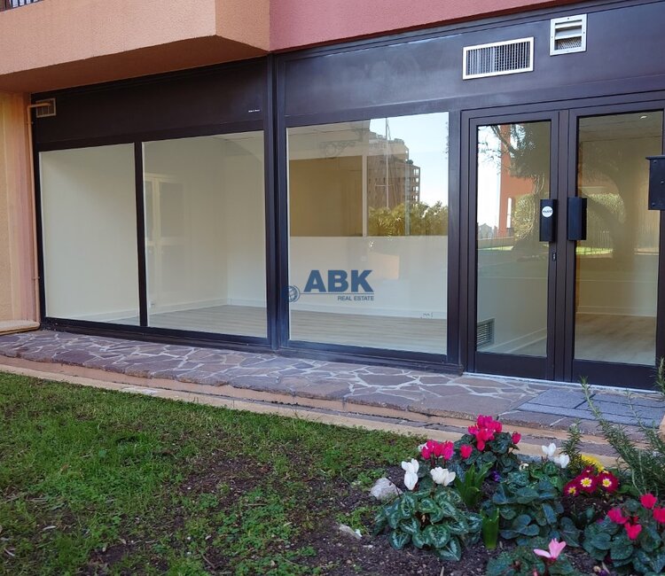 FONTVIEILLE - LOCAL COMMERCIAL AVEC VITRINE A VENDRE