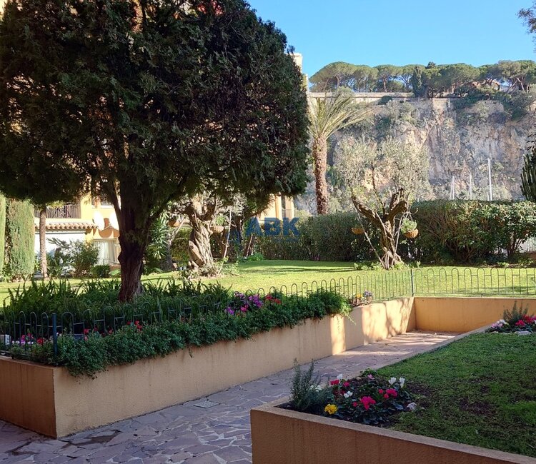 FONTVIEILLE - LOCAL COMMERCIAL AVEC VITRINE A VENDRE